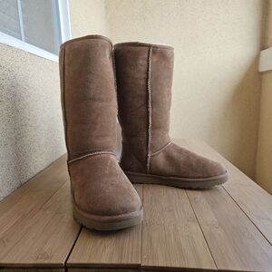 UGG Women's Classic Tall boots 👢 size 7 but can fit to 7.5-8